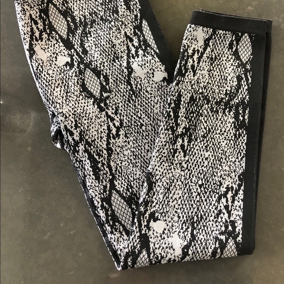Fabletics High-Waisted Seamless Snakeskin 7/8 - M - Picture 2 of 3